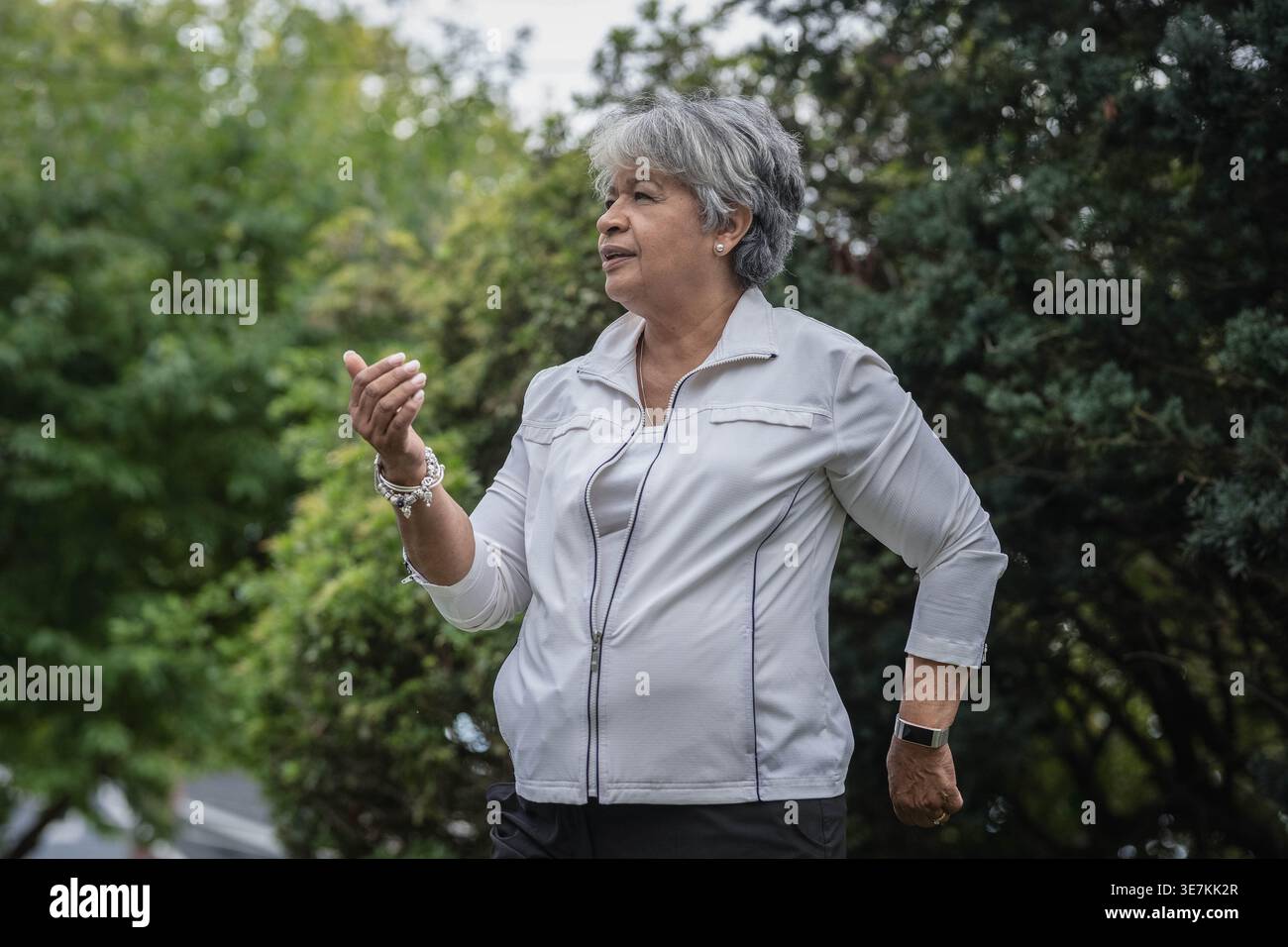 Femme noire plus âgée faisant du Tai Chi en plein air Banque D'Images