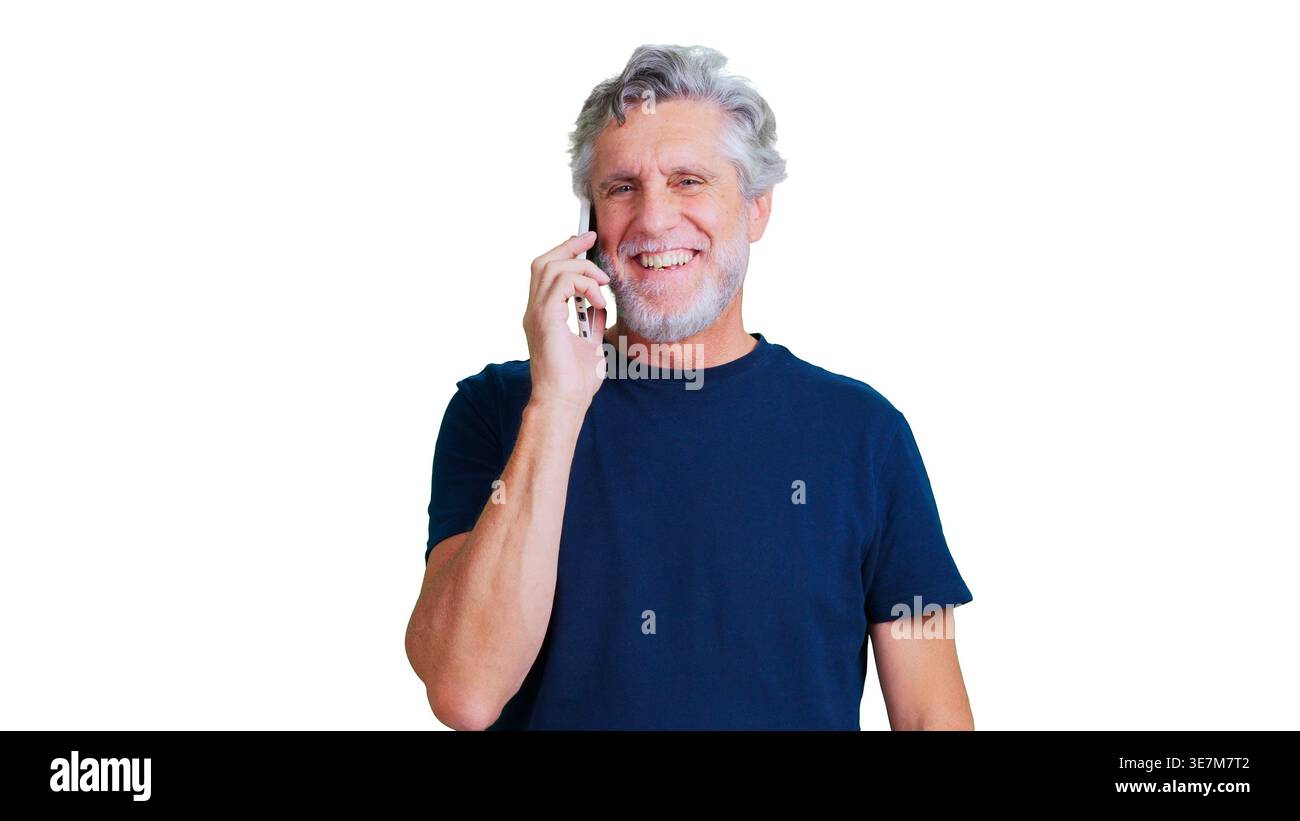 Homme senior heureux souriant parlant au téléphone avec fond transparent Banque D'Images