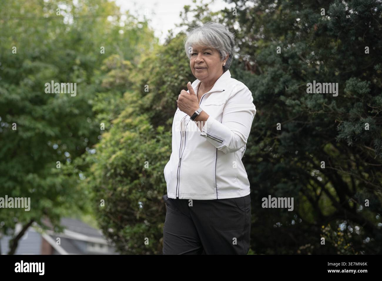 Femme noire plus âgée faisant du Tai Chi en plein air Banque D'Images