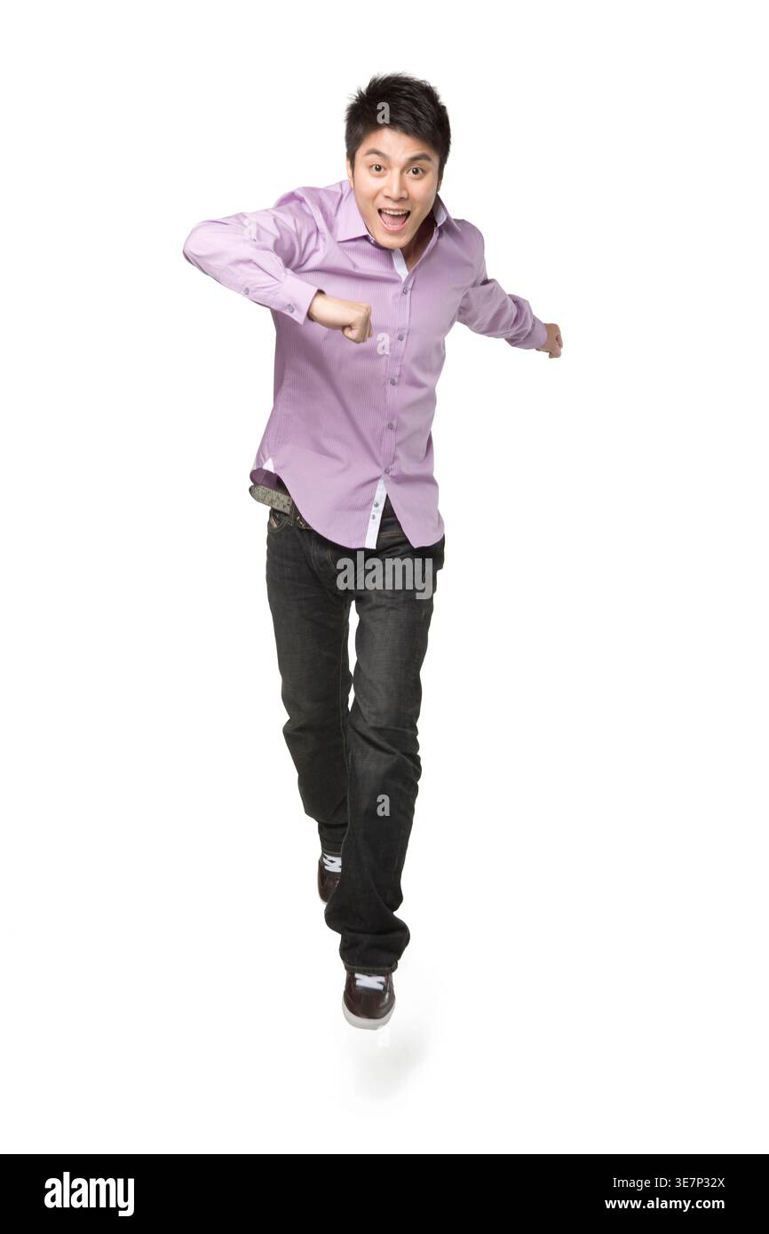Homme chinois portant des manches longues courant sur fond blanc en studio Banque D'Images