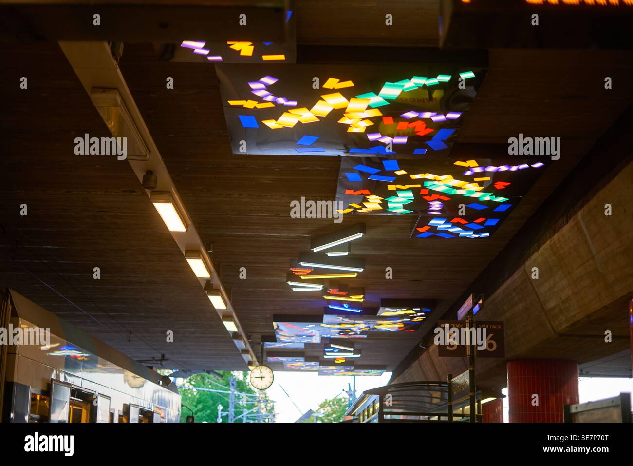 Vue intérieure d'une plateforme de gare montrant les voies 5 et 6, identifiées par des panneaux portant l'inscription „SPÅR TRACK 5“ et „SPÅR TRACK 6“ en suédois. Le Banque D'Images