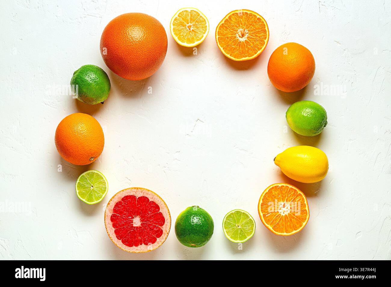 Citron frais, orange, pamplemousse, citron vert sur fond clair, vue de dessus. Concept de jus d'agrumes, vitamine C, fruits. Banque D'Images