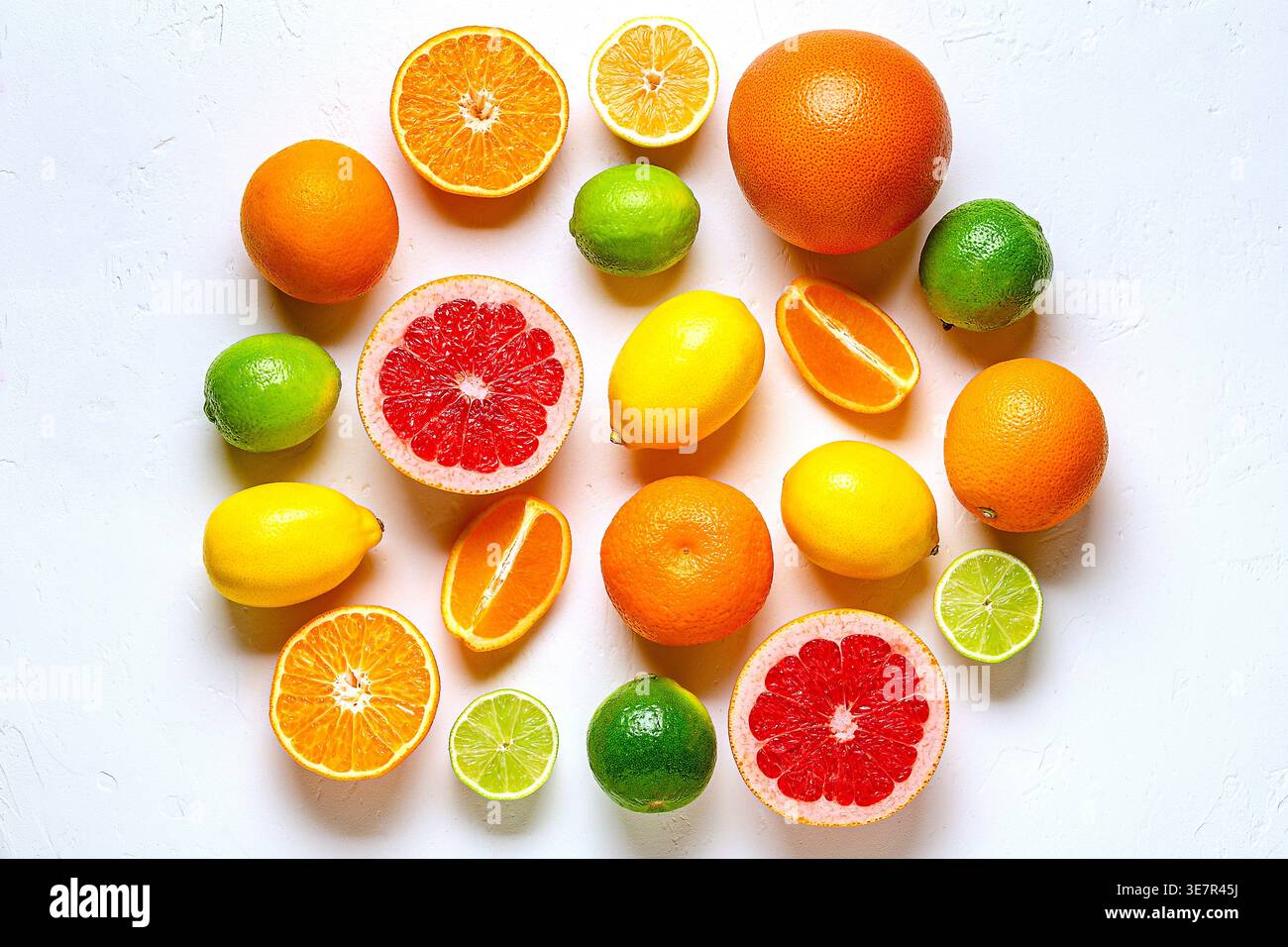 Citron frais, orange, pamplemousse, citron vert sur fond clair, vue de dessus. Concept de jus d'agrumes, vitamine C, fruits. Banque D'Images