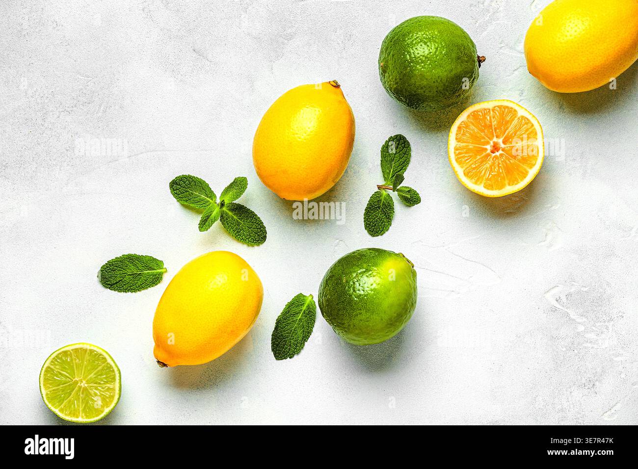 Citron frais, citron vert, feuilles vertes sur fond clair, vue de dessus. Concept de jus d'agrumes, vitamine C, fruits. Banque D'Images