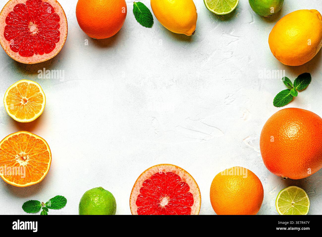 Citron frais, orange, pamplemousse, citron vert, feuilles vertes sur fond clair, vue de dessus. Concept de jus d'agrumes, vitamine C, fruits. Banque D'Images