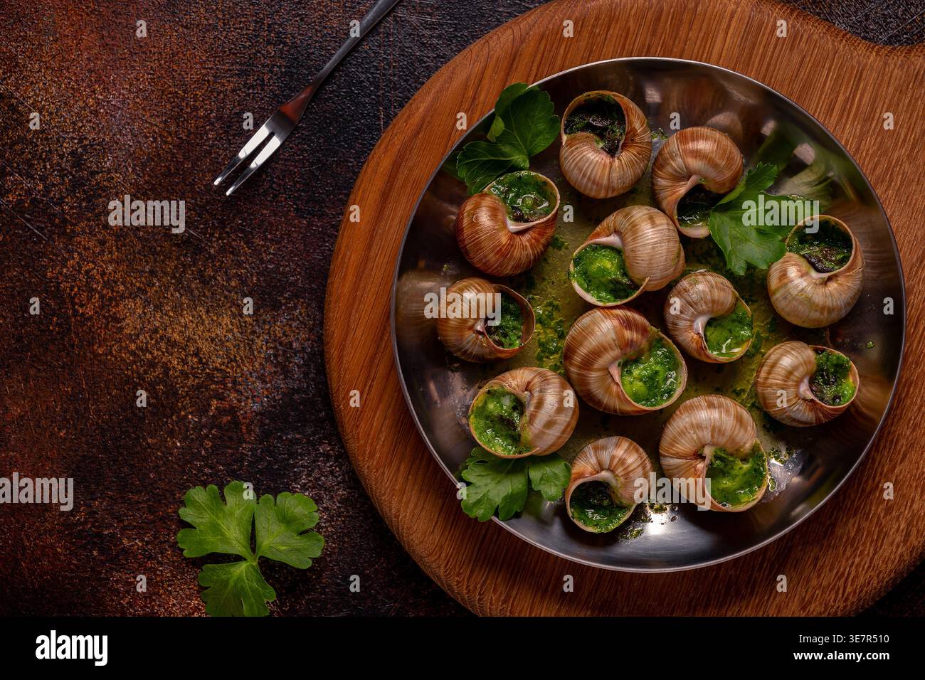 Escargogne Escargot de Bourgogne avec de l'huile d'ail aux herbes dans une plaque métallique. Banque D'Images