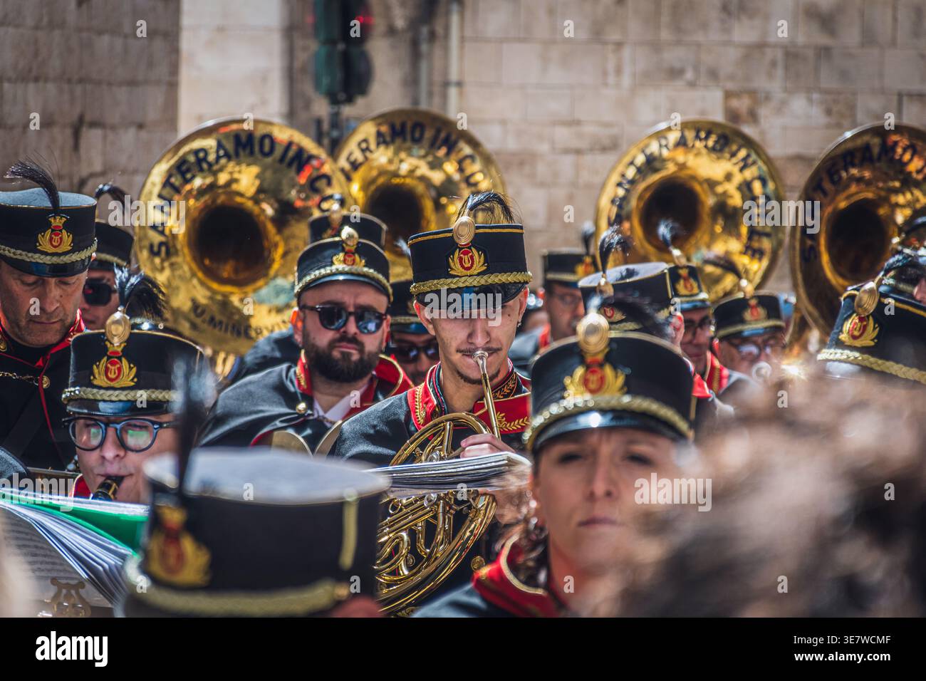 Orchestre à vent local jouant de la musique solennelle pendant la procession des mystères le vendredi Saint dans les rues étroites de la vieille ville de Bari, un événement profondément solennel Banque D'Images