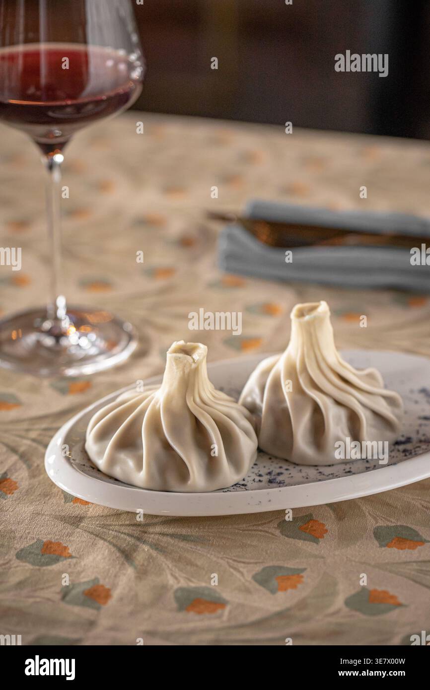 Boulettes de khinkali avec du vin sur la table du restaurant Banque D'Images