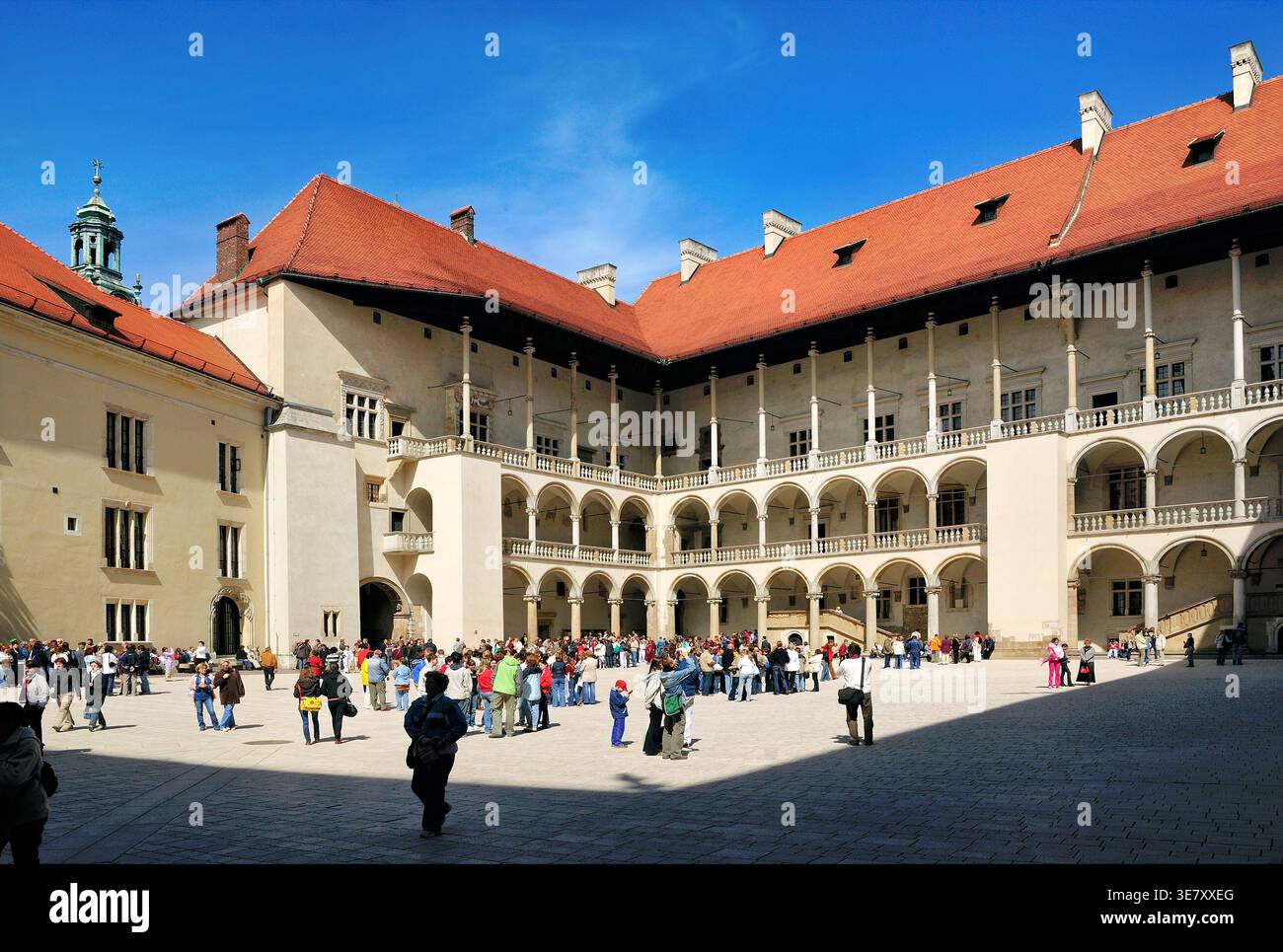 Beaucoup de gens sont dans la cour du château de Wawel à Cracovie, en Pologne. Ils profitent de la journée ensoleillée et explorent le site historique. Banque D'Images