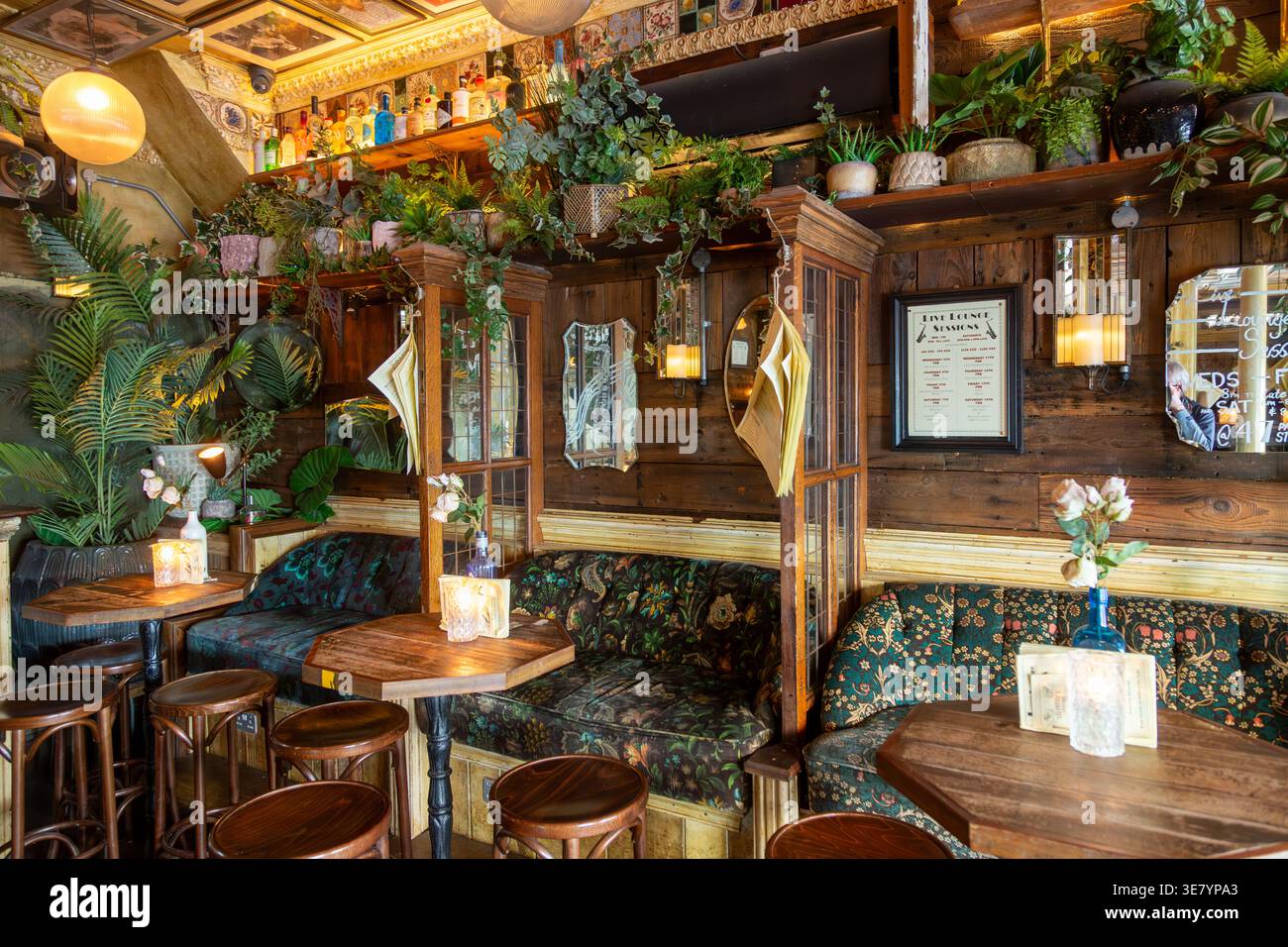 Gin & Juice Bristol, un bar à cocktails unique situé dans la rue historique Park à Bristol. Banque D'Images