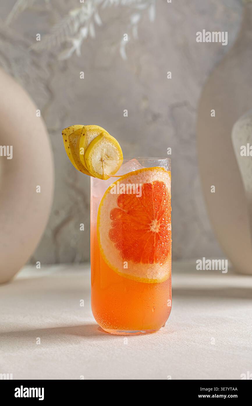 Cocktail de pamplemousse avec tranches d'agrumes et glace Banque D'Images