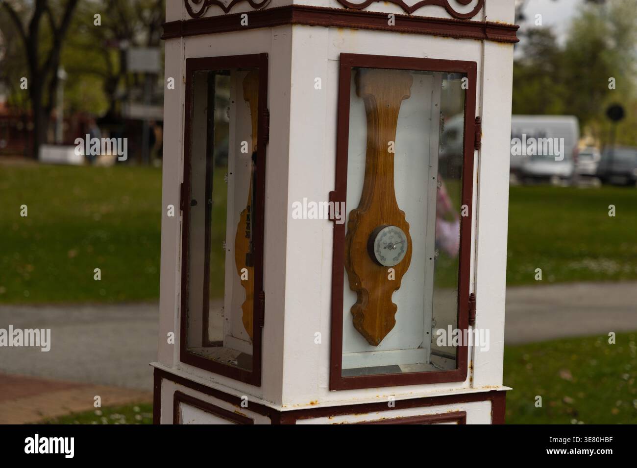 Baromètre en bois vintage à l'intérieur du kiosque d'affichage en verre Banque D'Images