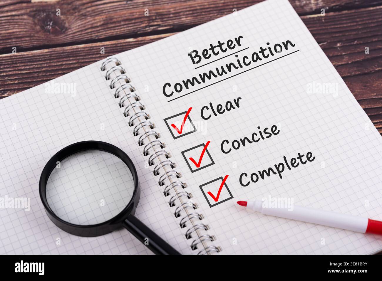 Texte clair, concis et complet sur le bloc-notes concept de meilleure communication Banque D'Images