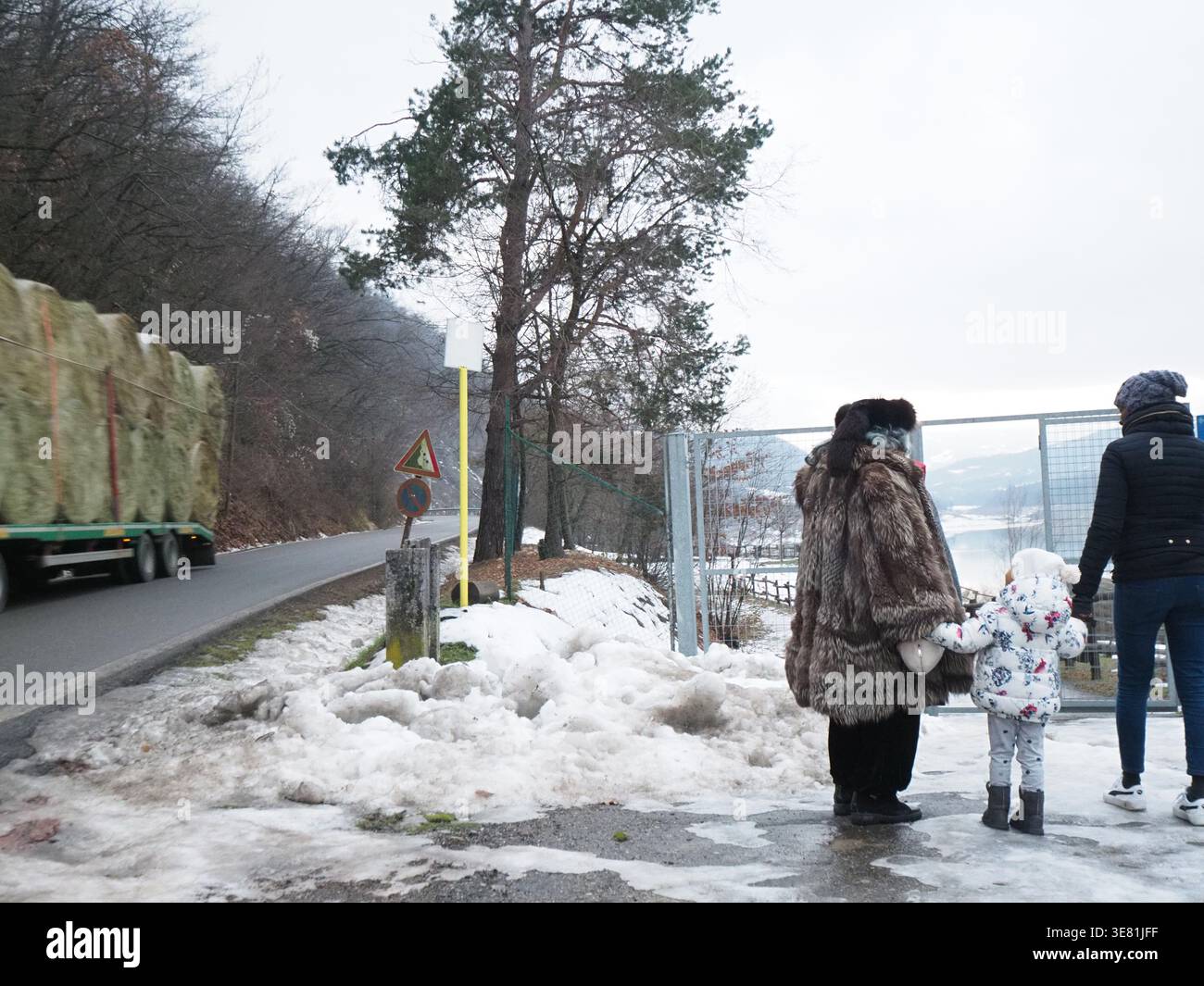 Mère noire tenant la main avec sa fille et sa grand-mère dans la rue pendant l'hiver Banque D'Images