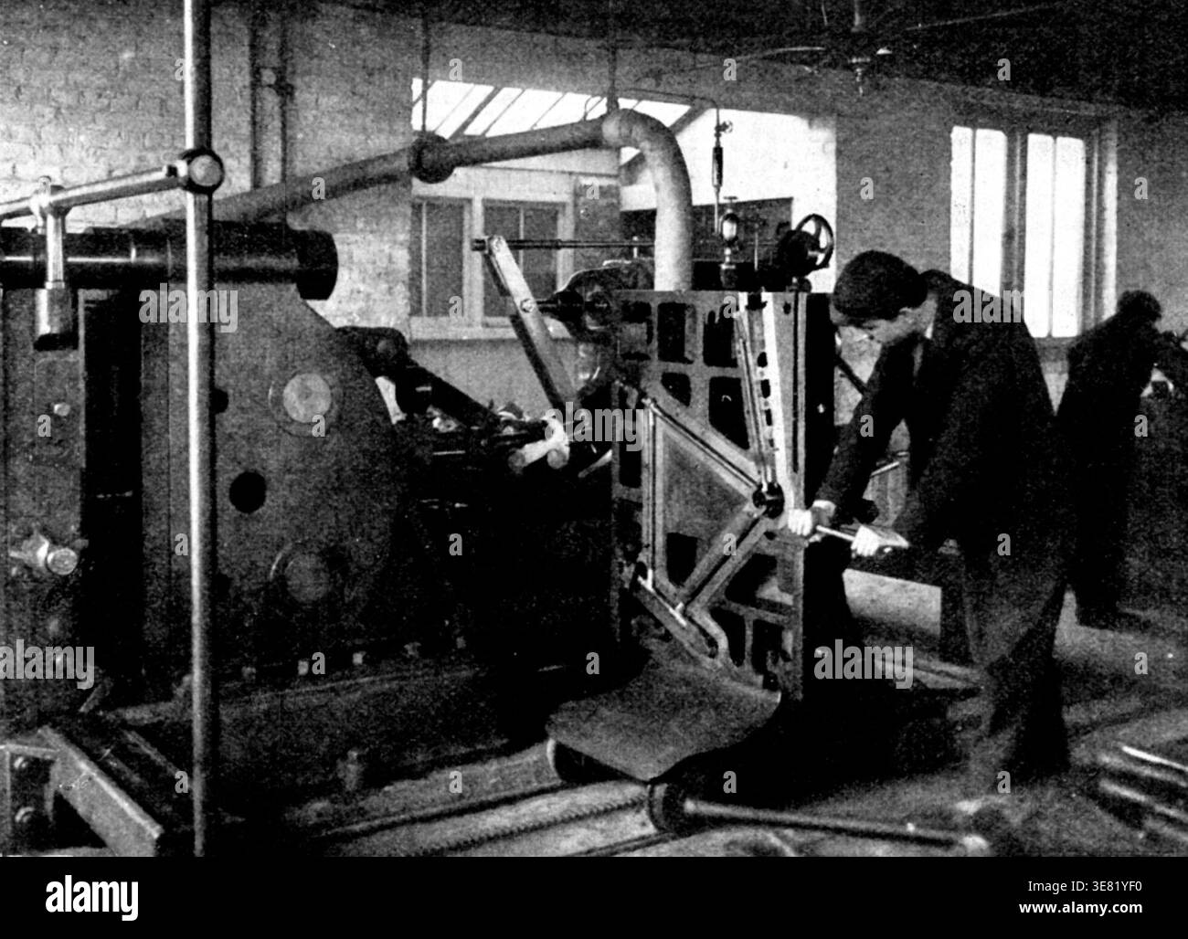 Partie mobile du gabarit et de la presse, avec le cadre de cycle en position, 1898. Progrès dans la fabrication de bicyclettes. M. Crowden, l'inventeur, a commencé sa carrière d'ingénieur avec MM. Stothert et Pitt, de Bath... dans son plan de construction de brasage moins de cycles, il a travaillé pendant quelques années, l'abandonnant finalement au profit de son système hydraulique, qui propose juste, de l'avis des experts, de remplacer entièrement le brasage. Les avantages du système hydraulique par rapport au processus de brasage sont nombreux. S'adressant à l'Institute of Mechanical Engineers lors de leur réunion annuelle à Birmingham, Mr. T. B. Sharp expresse Banque D'Images