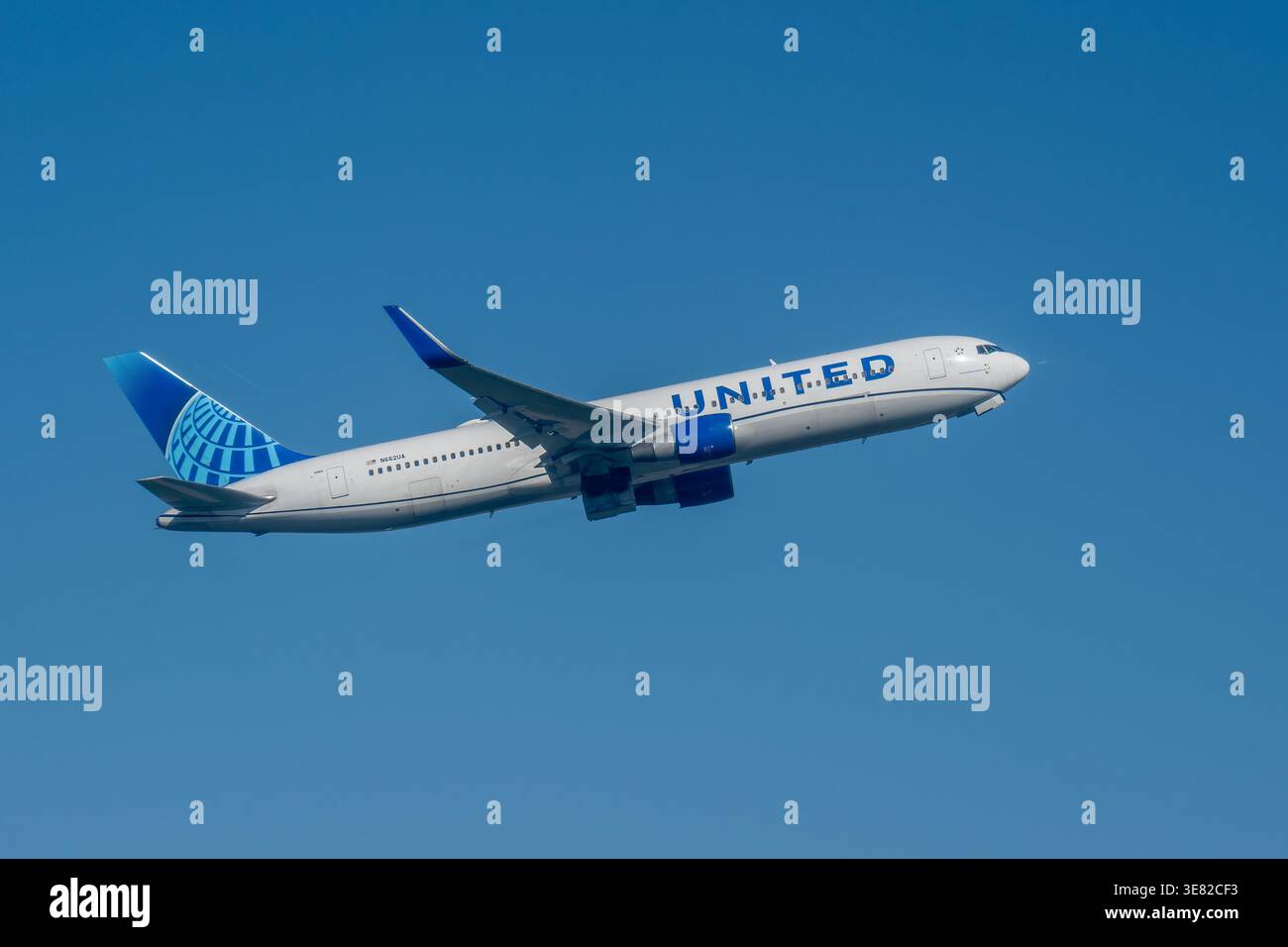 HEATHROW, Royaume-Uni, 18 MARS 2026 : Boeing 767-300ER commercial Jet d'United Airlines grimpant après le décollage contre Blue Sky Banque D'Images
