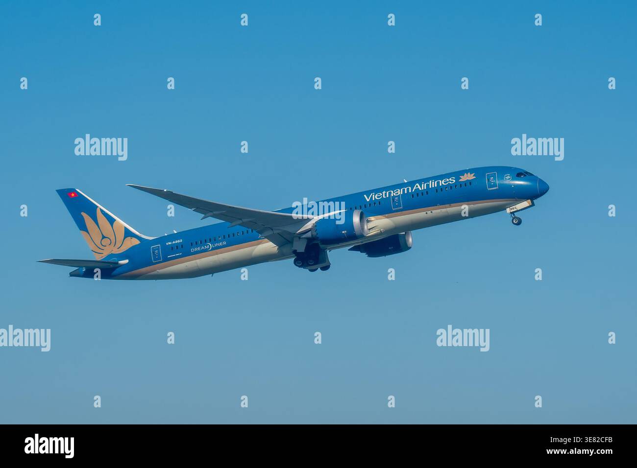 HEATHROW, Royaume-Uni, 18 MARS 2026 : Vietnam Airlines Boeing 787-9 Dreamliner Passenger Jet escalade contre un ciel bleu Banque D'Images