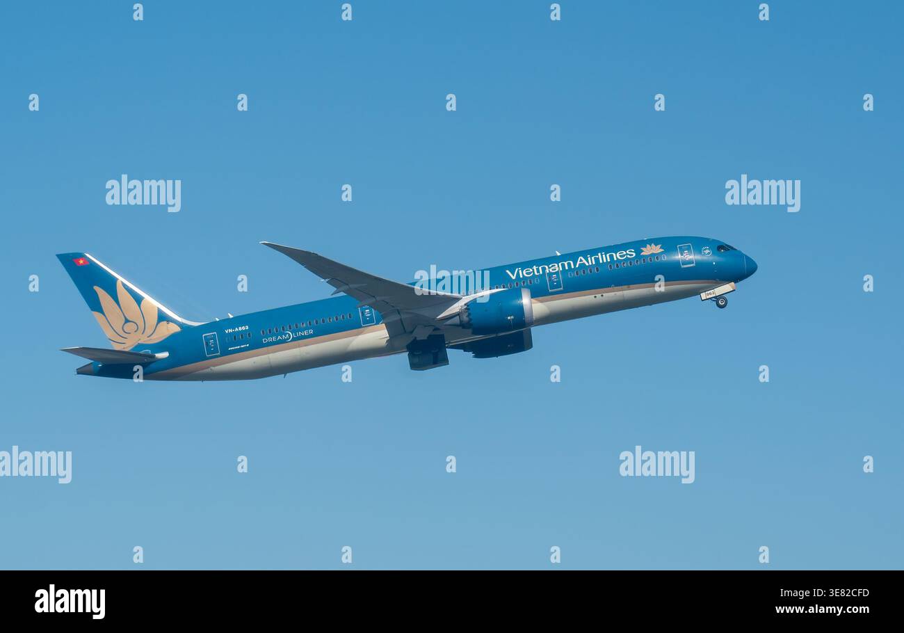 HEATHROW, Royaume-Uni, 18 MARS 2026 : Vietnam Airlines Boeing 787-9 Dreamliner Passenger Jet escalade contre un ciel bleu Banque D'Images