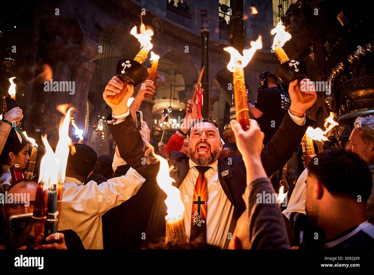 Jérusalem Israël 11 avril 2026 cérémonie du feu Saint samedi de lumière. Foule de fidèles chrétiens tenant des bougies pendant la cérémonie du feu sacré INS Banque D'Images