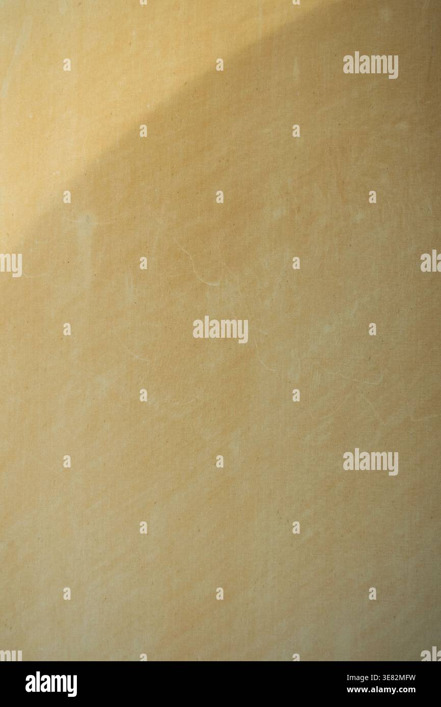 Mur texturé beige chaud avec gradient de lumière fond minimal surface abstraite douce espace de copie esthétique Banque D'Images