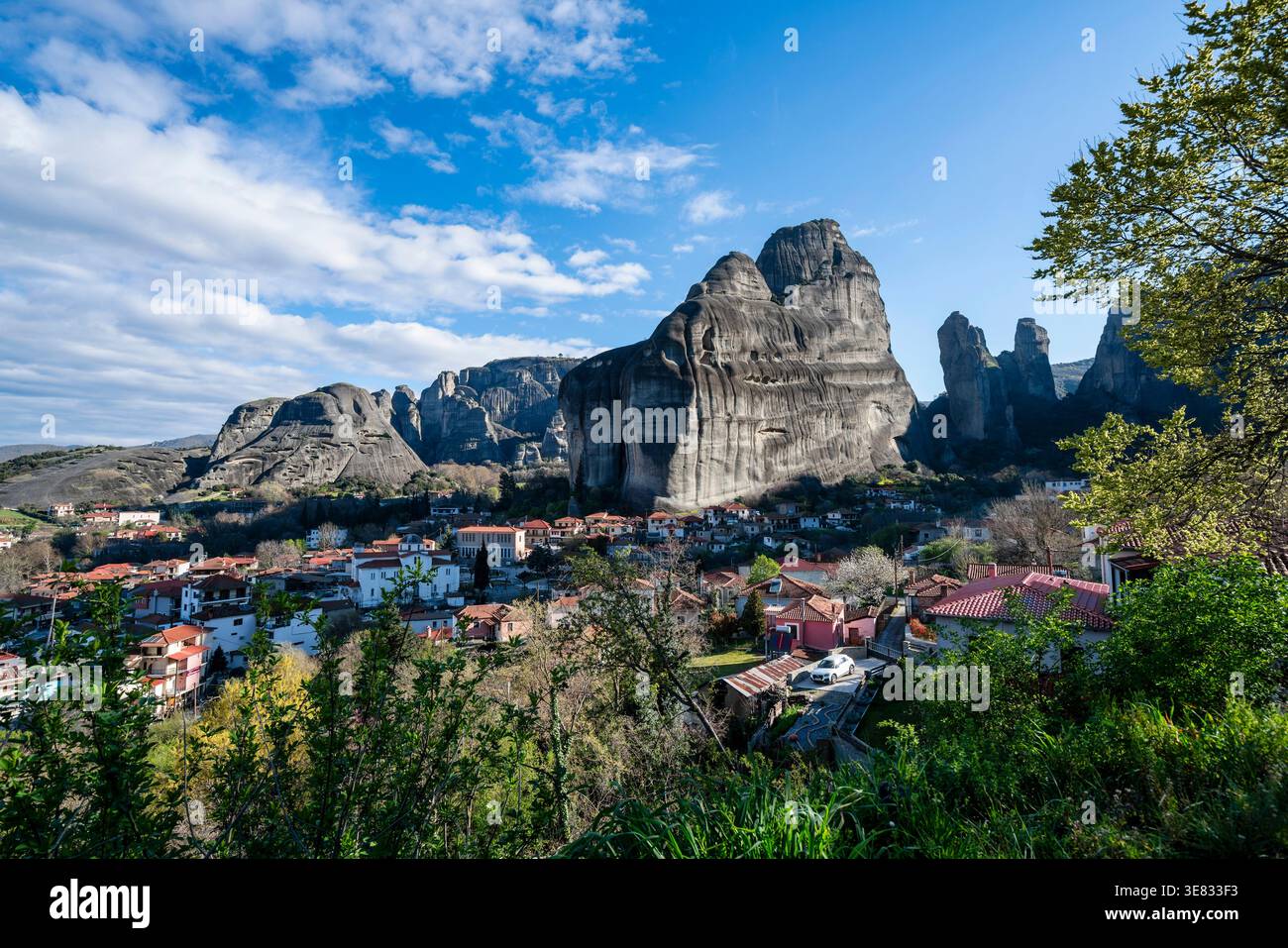 Vue panoramique sur le village de Kastraki à la base des formations rocheuses des Météores en Grèce, avec des maisons traditionnelles, des falaises de grès spectaculaires, et un clair Banque D'Images