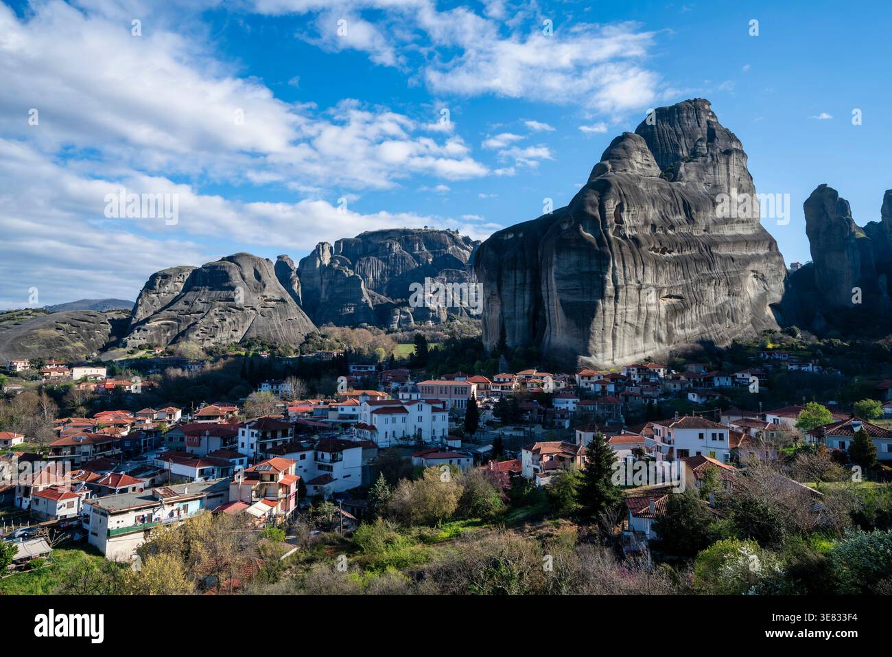 Vue panoramique sur le village de Kastraki à la base des formations rocheuses des Météores en Grèce, avec des maisons traditionnelles, des falaises de grès spectaculaires, et un clair Banque D'Images