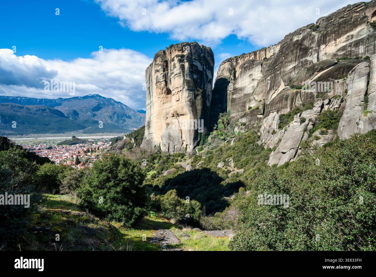Vue panoramique de la ville de Kalabaka reposant sous les imposantes falaises des Météores. Un mélange unique de peuplement humain et de formations naturelles spectaculaires, Shoc Banque D'Images
