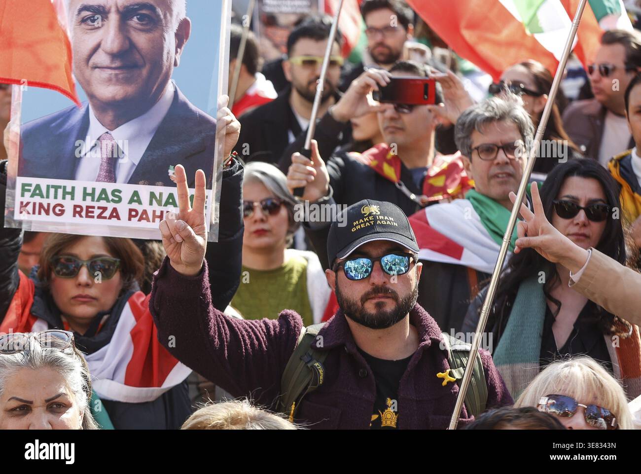 Un iranien porte une casquette de baseball avec l'inscription Make Iran Great Again lors d'une manifestation iranienne pour la fin du régime islamiste mollah en Iran, Berl Banque D'Images