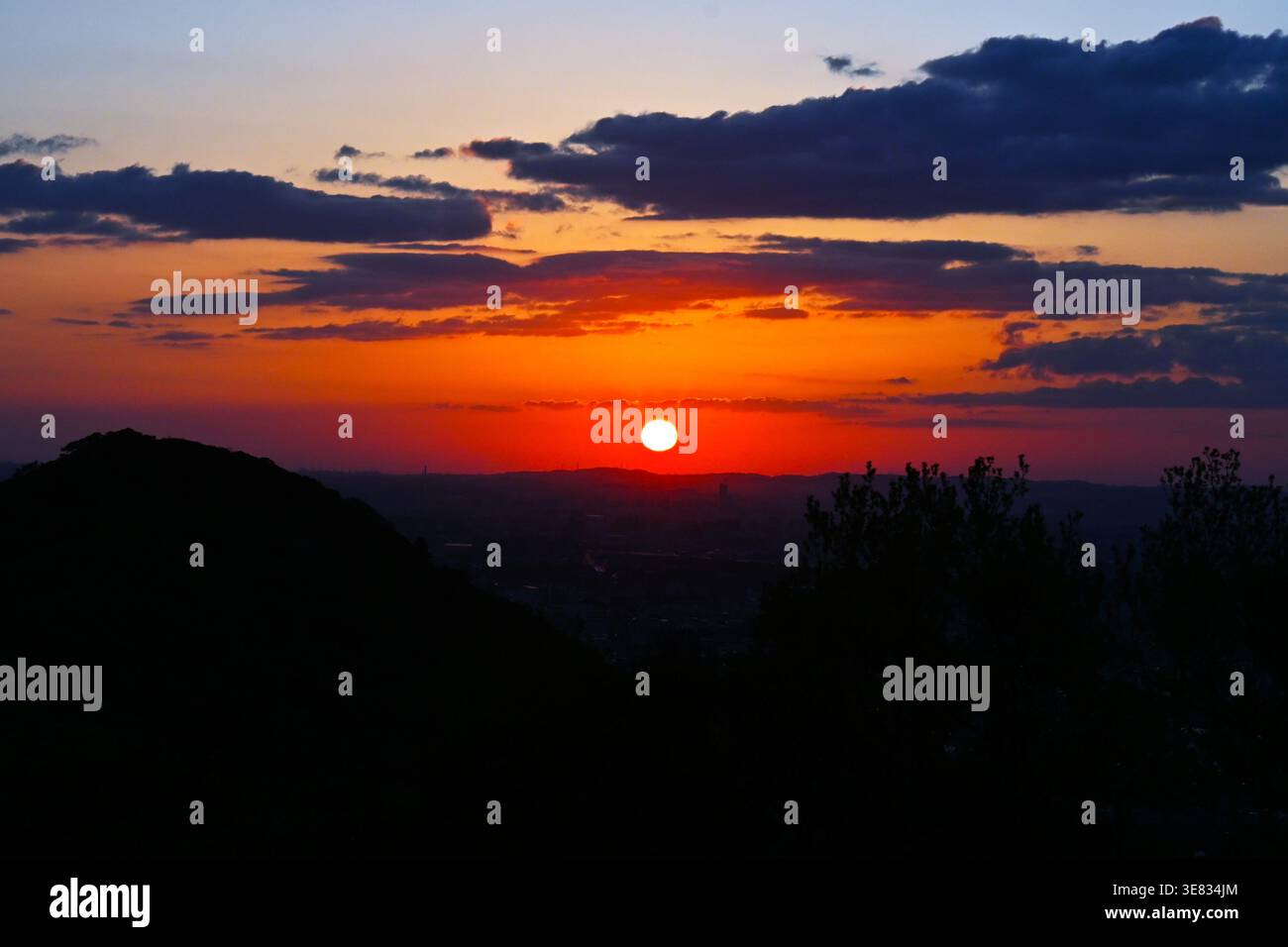 Une scène fantastique de lever de soleil. Le ciel sombre passe progressivement du bleu-violet au rouge, un moment pour ressentir le mystère et la grande puissance de la nature. Banque D'Images
