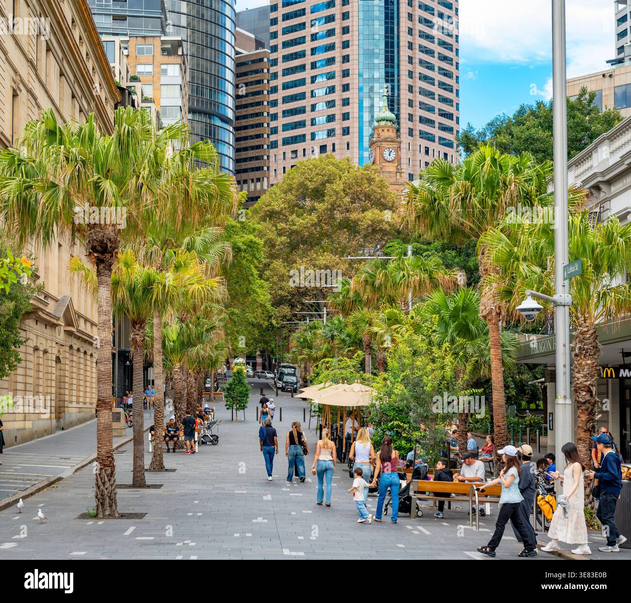 Depuis octobre 2025, Loftus Street, Sydney a été convertie en place piétonne et est fermée à la circulation de 11h à minuit 7 jours sur 7. Banque D'Images