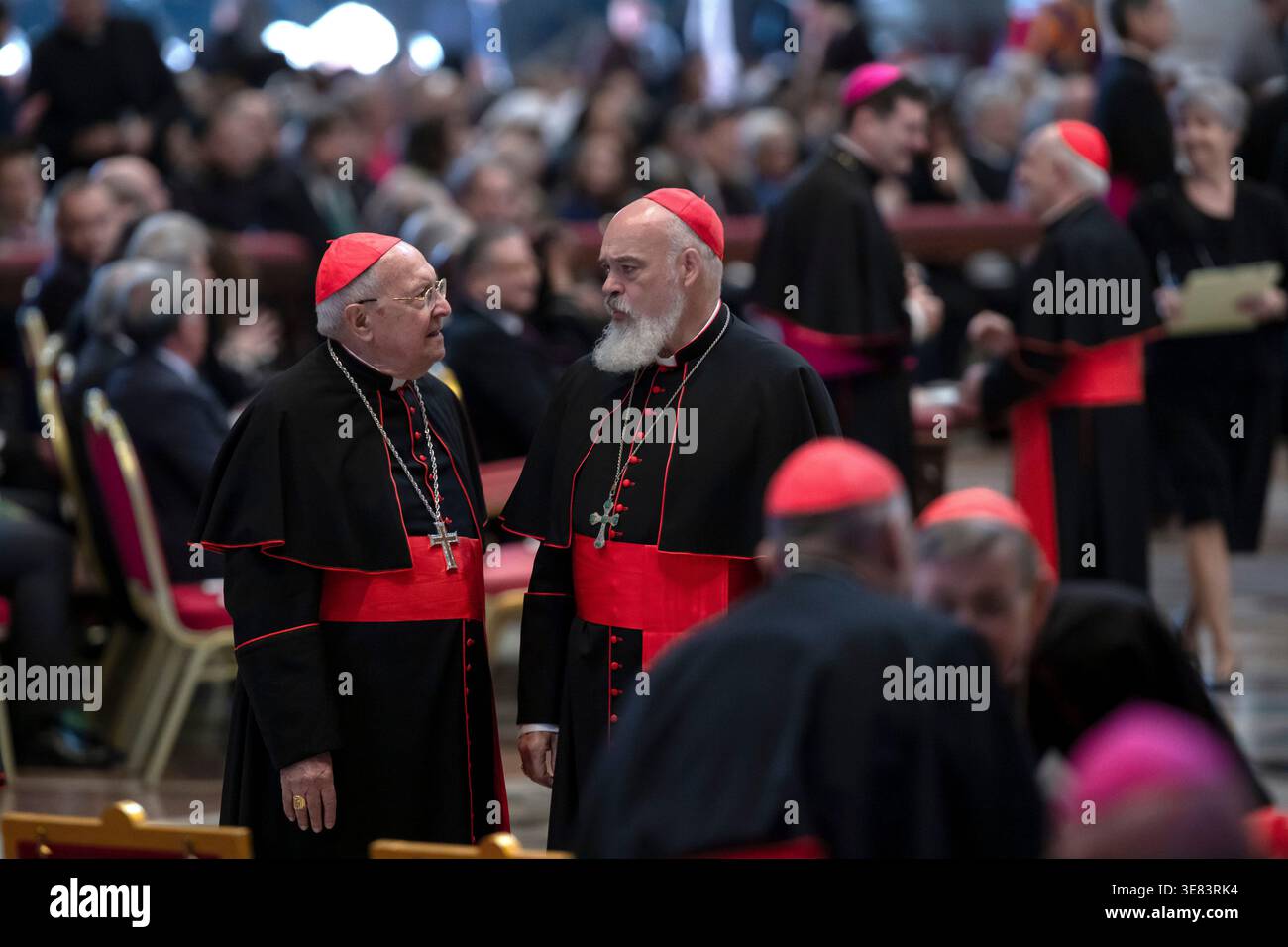 Vatican, Vatican. 11 avril 2026. Le cardinal Leonardo Sandri et le cardinal Dominique Joseph Mathieu Archevêque de Téhéran-Ispahan, assistent à une veillée de prière pour la paix dirigée par le pape Léon XIV à la basilique Pierre. Crédit : SOPA images Limited/Alamy Live News Banque D'Images