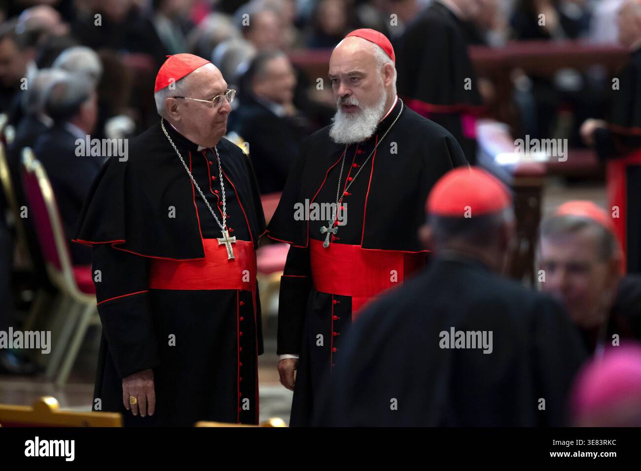 Vatican, Vatican. 11 avril 2026. Le cardinal Leonardo Sandri et le cardinal Dominique Joseph Mathieu Archevêque de Téhéran-Ispahan, assistent à une veillée de prière pour la paix dirigée par le pape Léon XIV à la basilique Pierre. Crédit : SOPA images Limited/Alamy Live News Banque D'Images