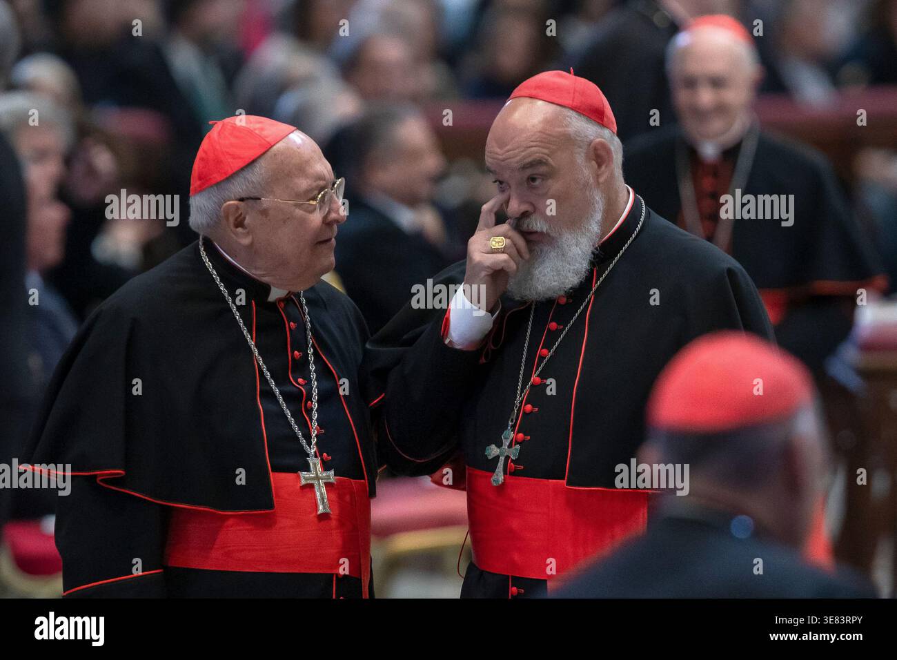 Vatican, Vatican. 11 avril 2026. Le cardinal Leonardo Sandri et le cardinal Dominique Joseph Mathieu Archevêque de Téhéran-Ispahan, assistent à une veillée de prière pour la paix dirigée par le pape Léon XIV à la basilique Pierre. Crédit : SOPA images Limited/Alamy Live News Banque D'Images