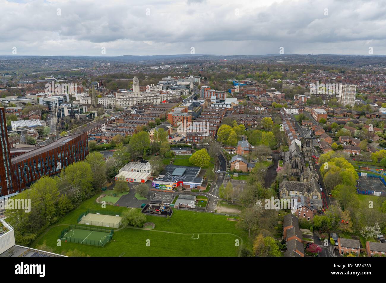 Vue aérienne surélevée du centre-ville de Leeds avec la tour de l'horloge de l'Université de Leeds entourée de rues de blocs de logements et d'espaces verts à spri Banque D'Images