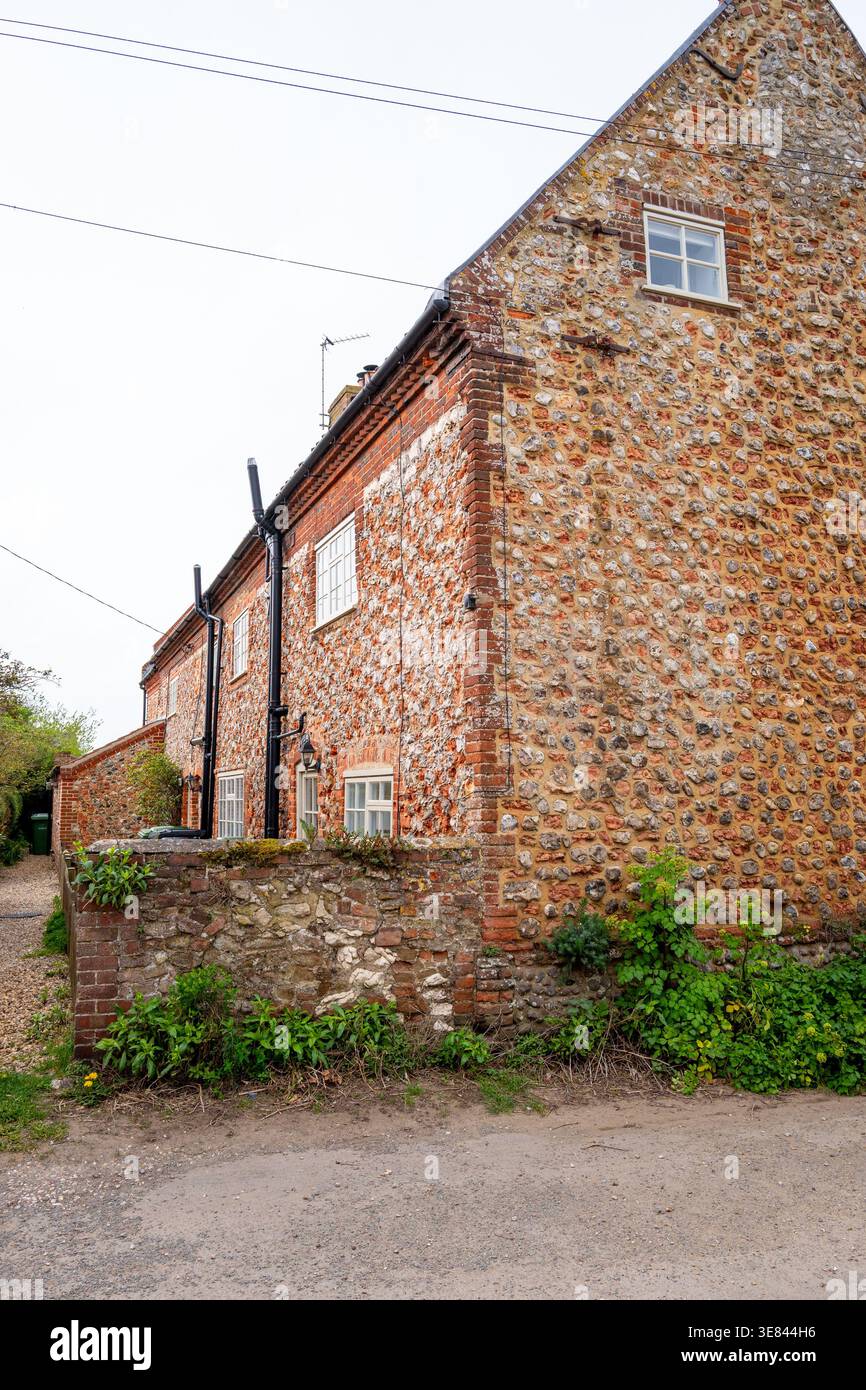 Mélange de matériaux de construction locaux, brique, pierre de chaux, silex avec mortier de chaux utilisé dans les bâtiments de la côte nord Norfolk, Holme Next the Sea. Banque D'Images