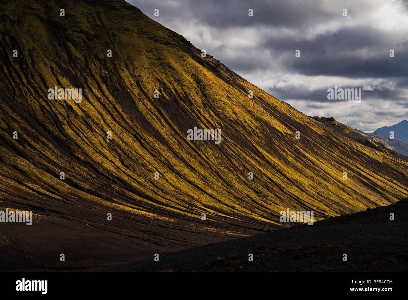 La vue sur la lumière du soleil peint le terrain accidenté islandais avec des jaunes vibrants et des ombres profondes, soulignant les textures spectaculaires de la montagne, Skaftá Banque D'Images