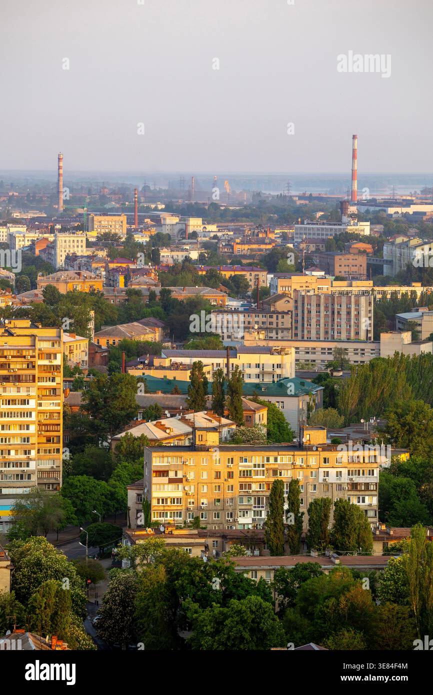 Dnipro, Ukraine paysage urbain le 19 mai 2023, offrant une vue panoramique sur les bâtiments résidentiels, les cheminées industrielles imposantes et les arbres verts vibrants u Banque D'Images