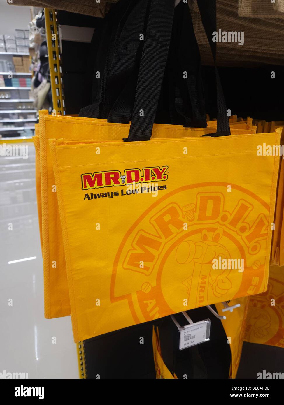 Sacs à provisions réutilisables jaunes non tissés portant le logo MR.DIY et le texte « Always Low Prices ». MR.DIY est une amélioration de la maison de premier plan et plus vivant Banque D'Images