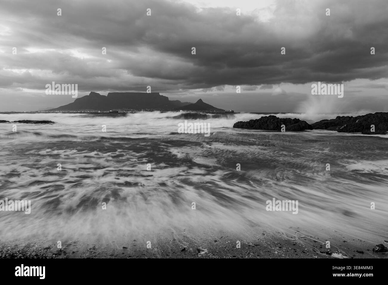 Une vue imprenable depuis la plage de Bloubergstrand sur la célèbre montagne de la table au Cap, vue lors d'un lever de soleil coloré avec un incroyable nuage spectaculaire Banque D'Images