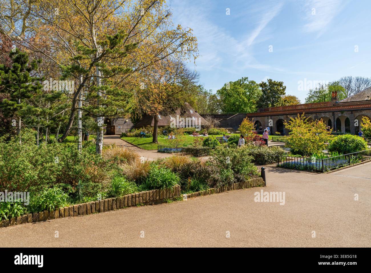 LONDRES, Royaume-Uni - 08 AVRIL 2026 : Holland Park avec ses plantes colorées, ses arbustes et ses plans d'eau, est populaire auprès des Londoniens et des touristes. Banque D'Images