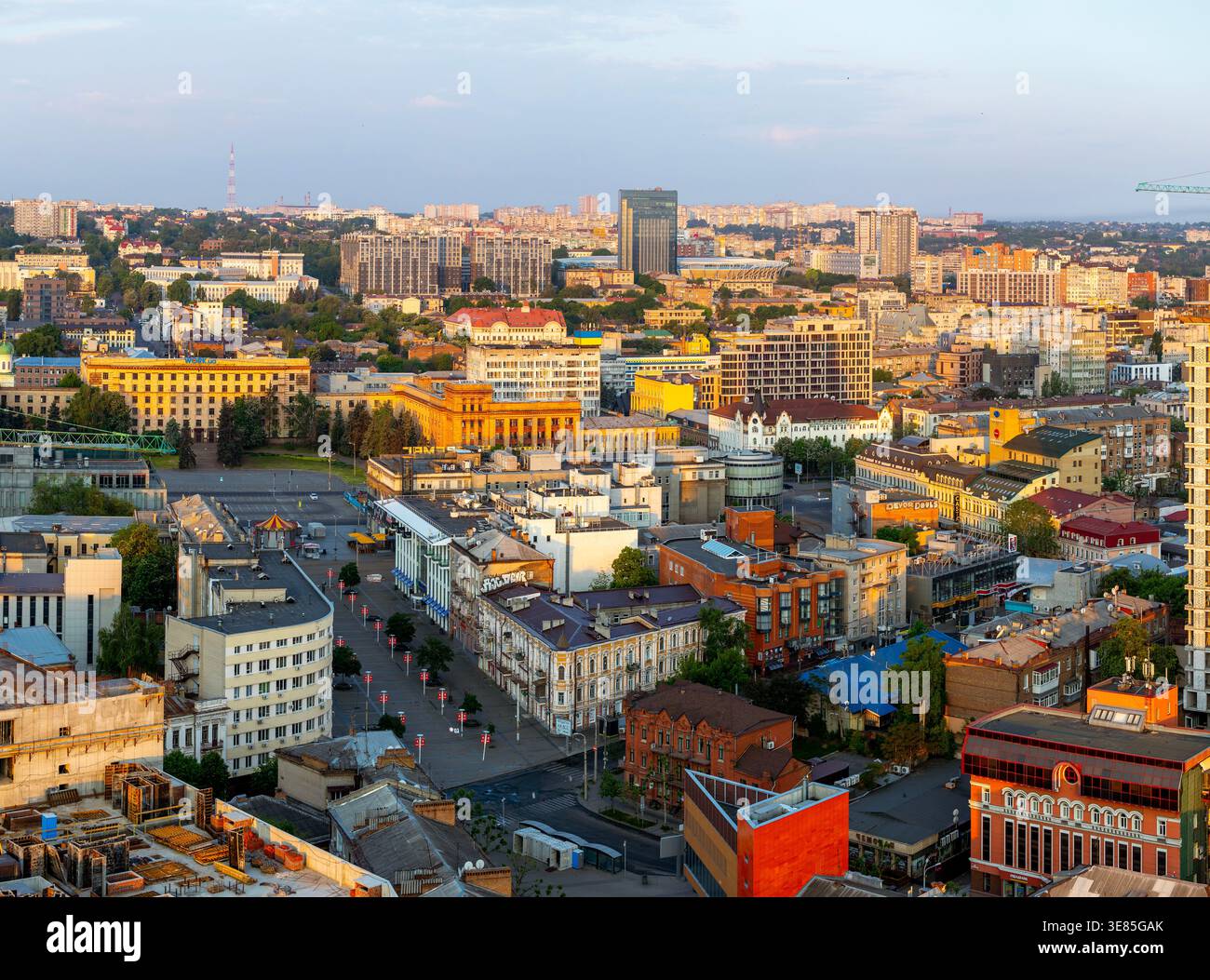 Dnipro, Ukraine – 19 mai 2023 : une vue aérienne panoramique capture le paysage urbain dynamique, un mélange diversifié de bâtiments résidentiels et commerciaux, Banque D'Images
