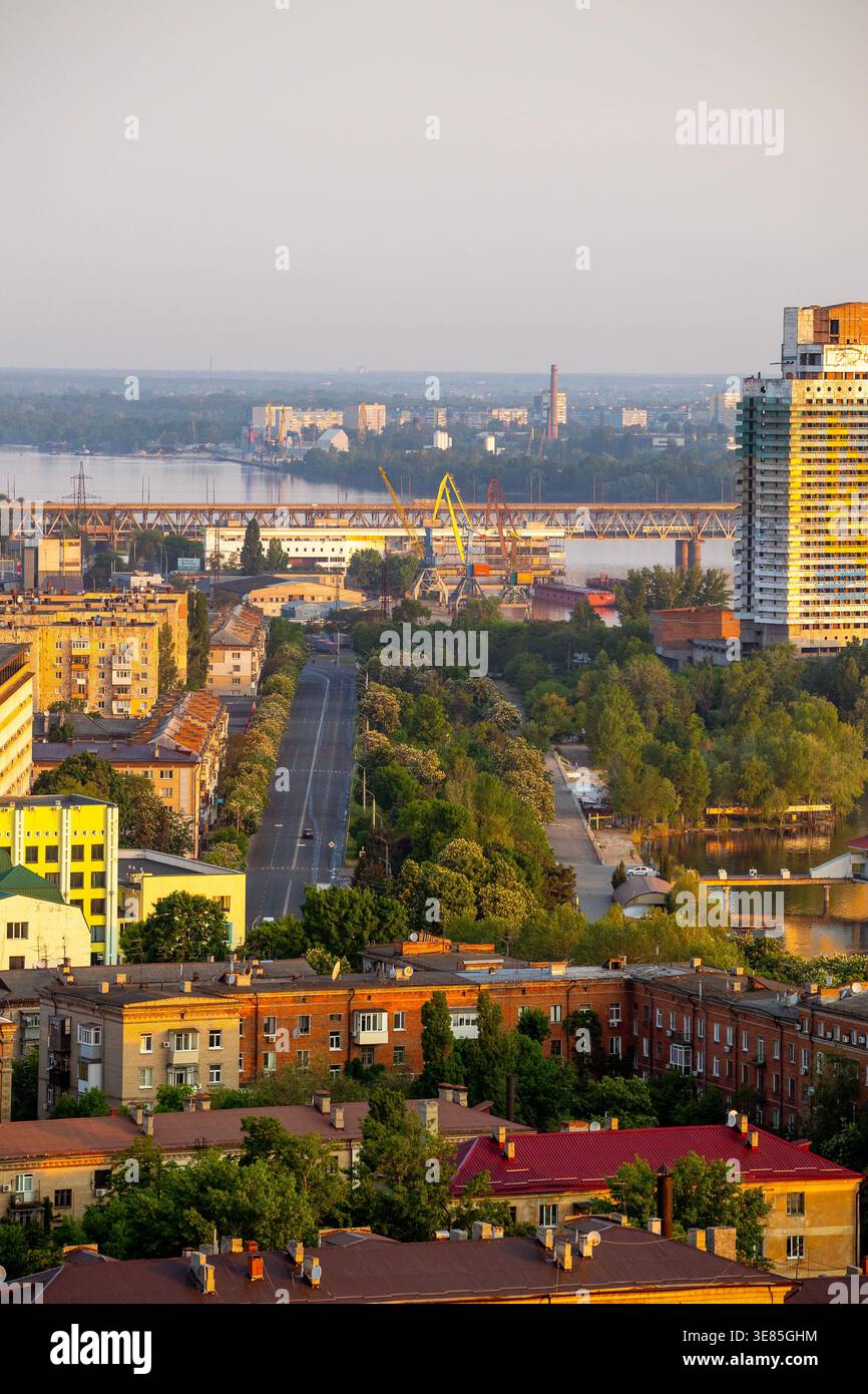 Dnipro, Ukraine – 19 mai 2023 : une perspective élevée du paysage urbain tentaculaire de Dnipro, le fleuve Dnipro, un pont important, un port industriel et Re Banque D'Images