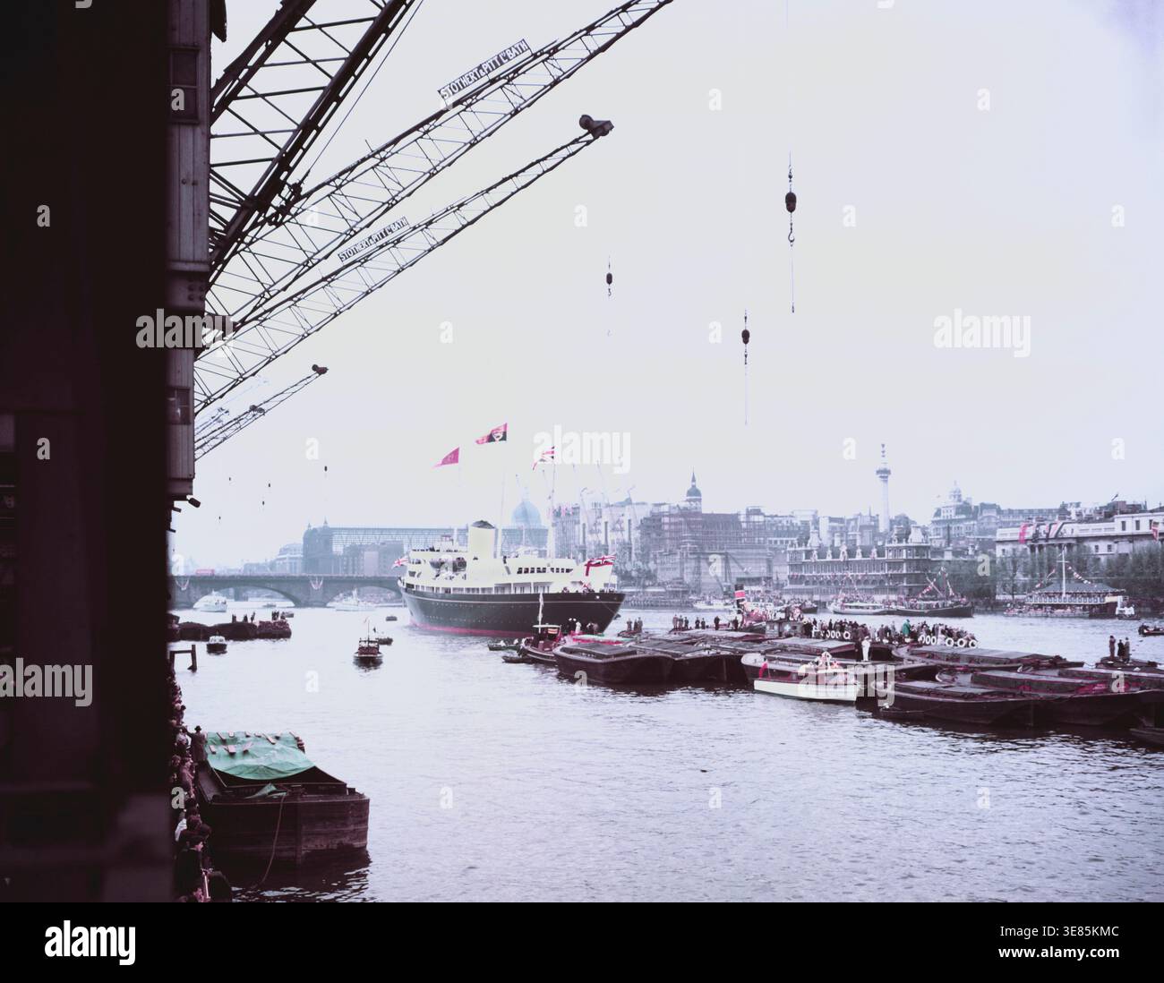 Le Royal Yacht 'Britannia' sur la Tamise à Londres, c1955. Sur la gauche se trouvent des grues fabriquées par Stothert &amp ; Pitt Ltd. Banque D'Images