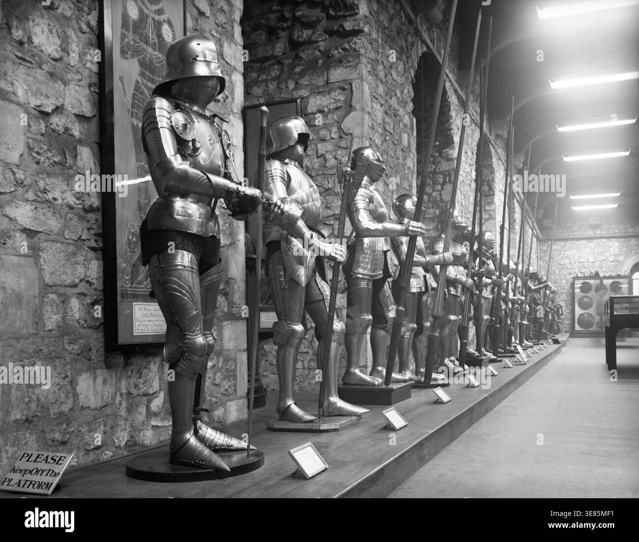 L'armurerie, Tour de Londres, c1955. Collection nationale d'armes et d'armures. Au premier plan, armure de Sir Thomas Swynburne (ou Swinburne, c1357-1412) de Little Horkesley. Banque D'Images