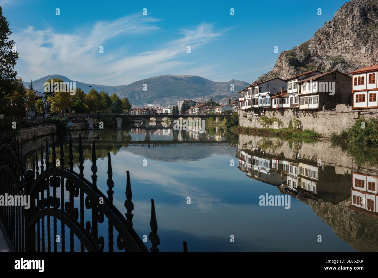 Amasya Turquie au bord de la rivière maisons ottomanes et pont Banque D'Images