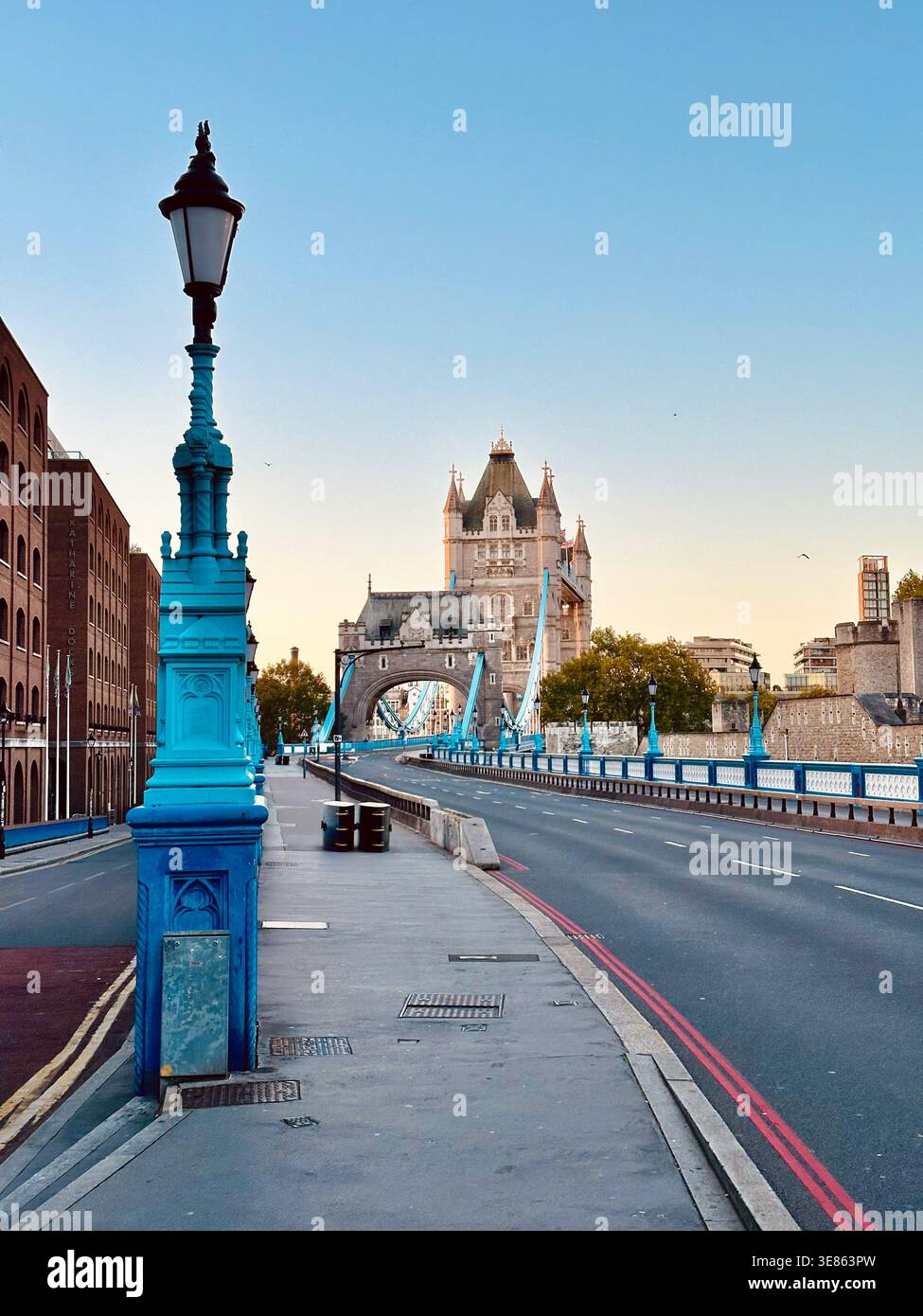 Matin vide sur Tower Bridge London avec lampadaires bleus et architecture historique en bord de rivière Banque D'Images