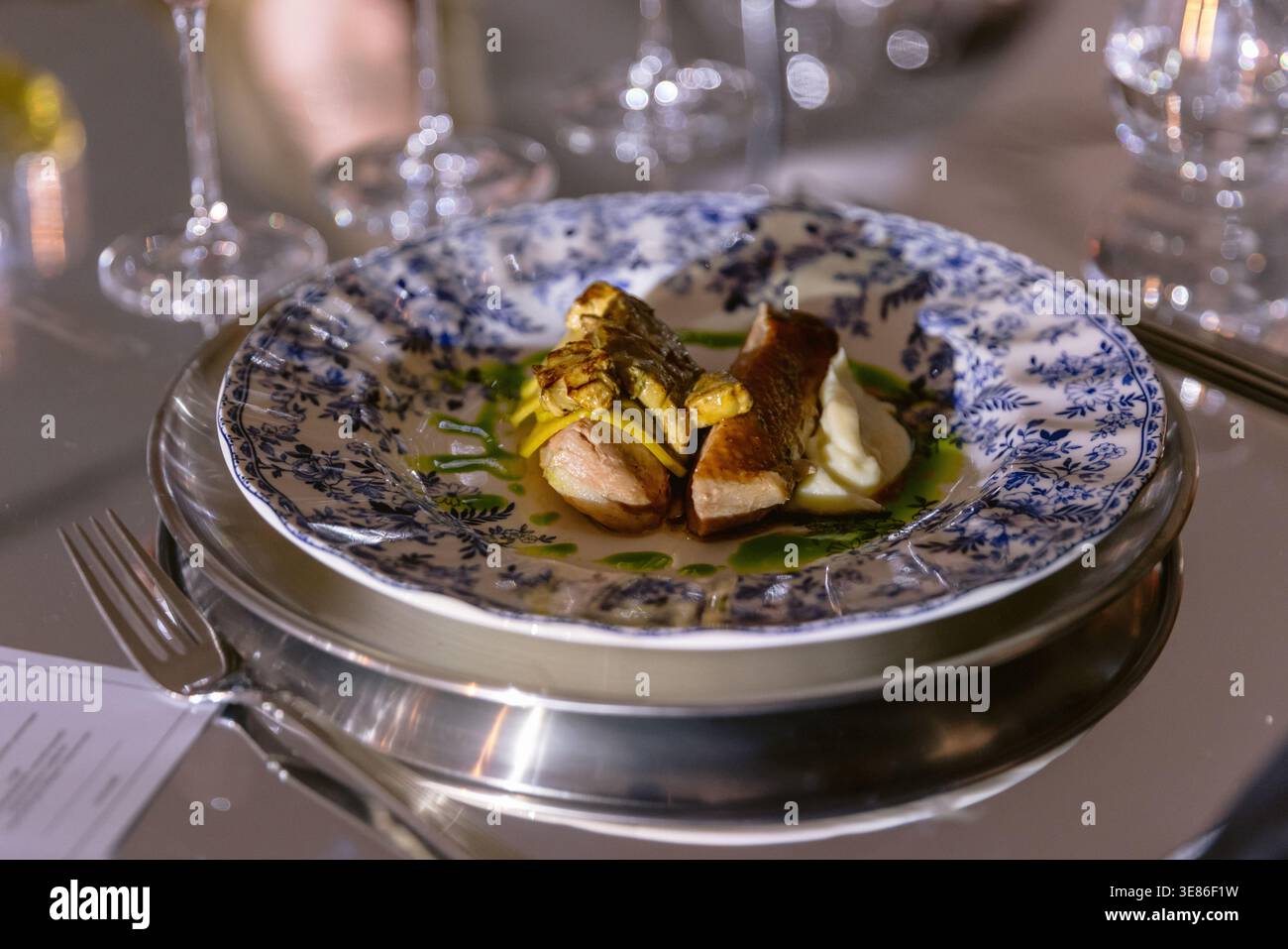 Plat principal gastronomique avec viande et sauce servi sur une assiette décorative dans un restaurant gastronomique Banque D'Images