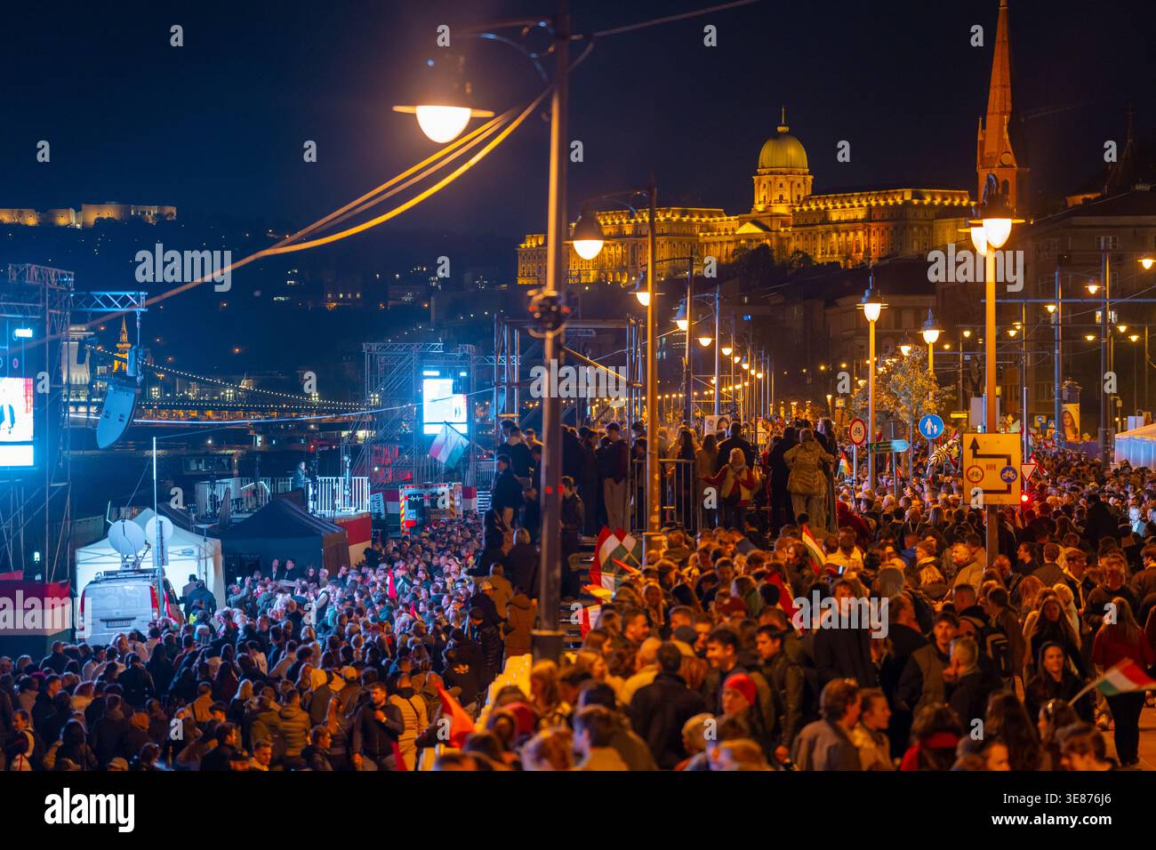 Budapest, Hongrie - 12 avril 2026 : cette photographie nocturne grand angle capture l'ampleur d'un rassemblement politique le long du Danube. Avec grand creusement Banque D'Images