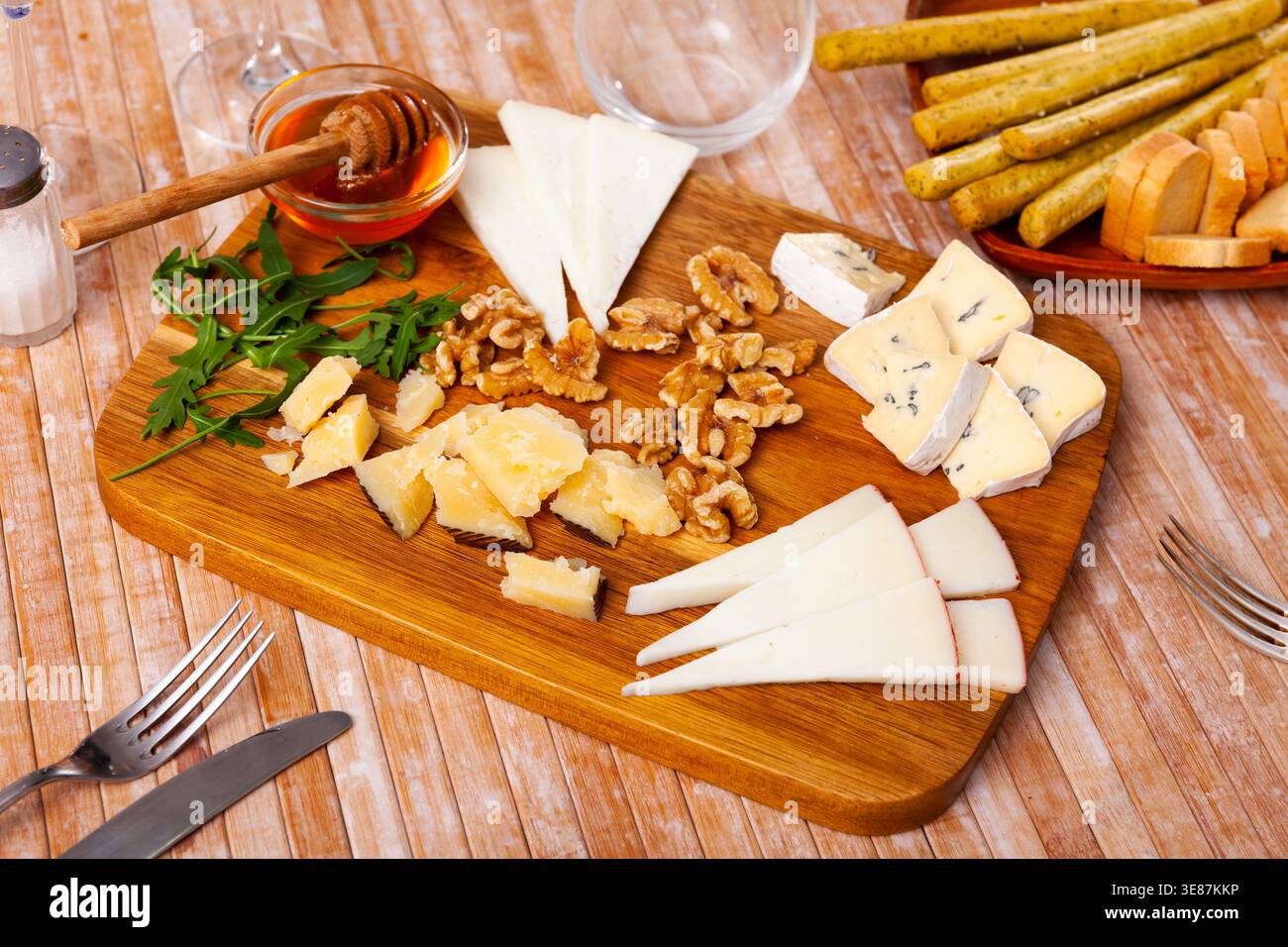 Divers types de fromage sur planche en bois Banque D'Images