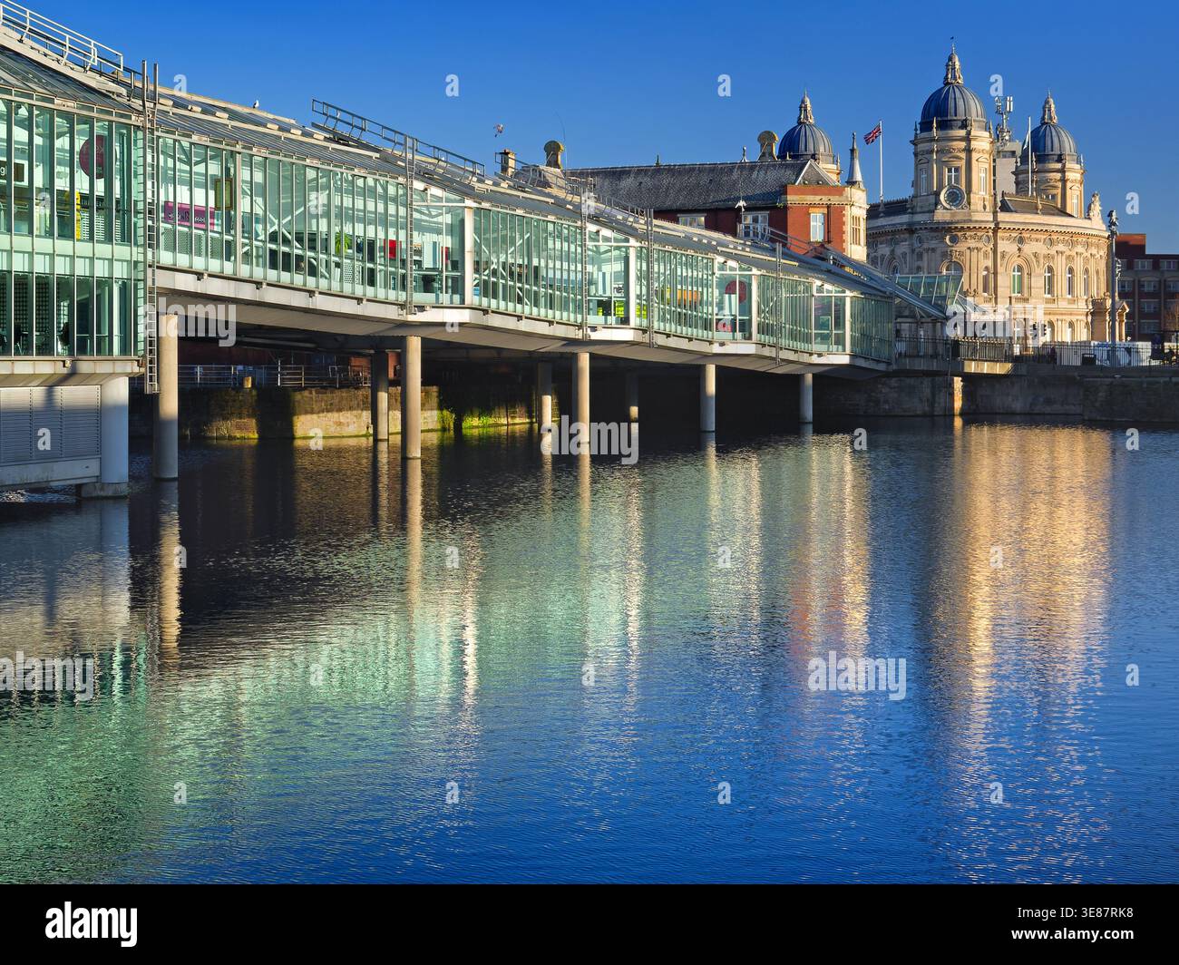 Royaume-Uni, East Yorkshire, Hull, Princes Dock, Princes Quay Shopping Centre et Hull maritime Museum. Banque D'Images